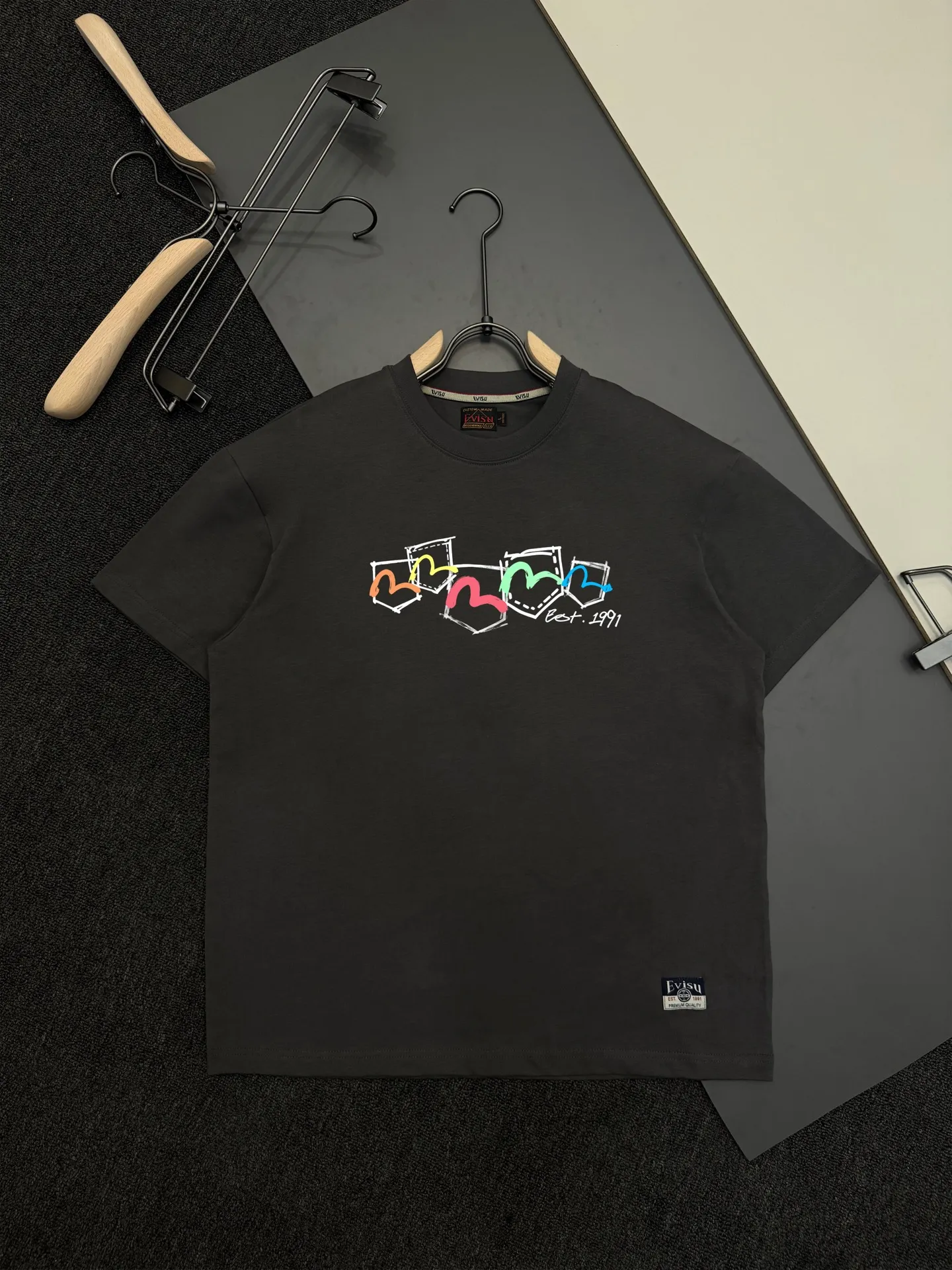 EVISU 2026 New Arrival T Sizes S-XXL ： 5 # # Size S ：69 ：108 ：55 100-120 M ：70 ：110 ：56 120-140 L ：72 ： 114 ：57 140-160 XL ：74 ：118 ：58 165-180 XXL ：76 ：124 ：59.5 180 ： (CM) ， 1-3CM ， !